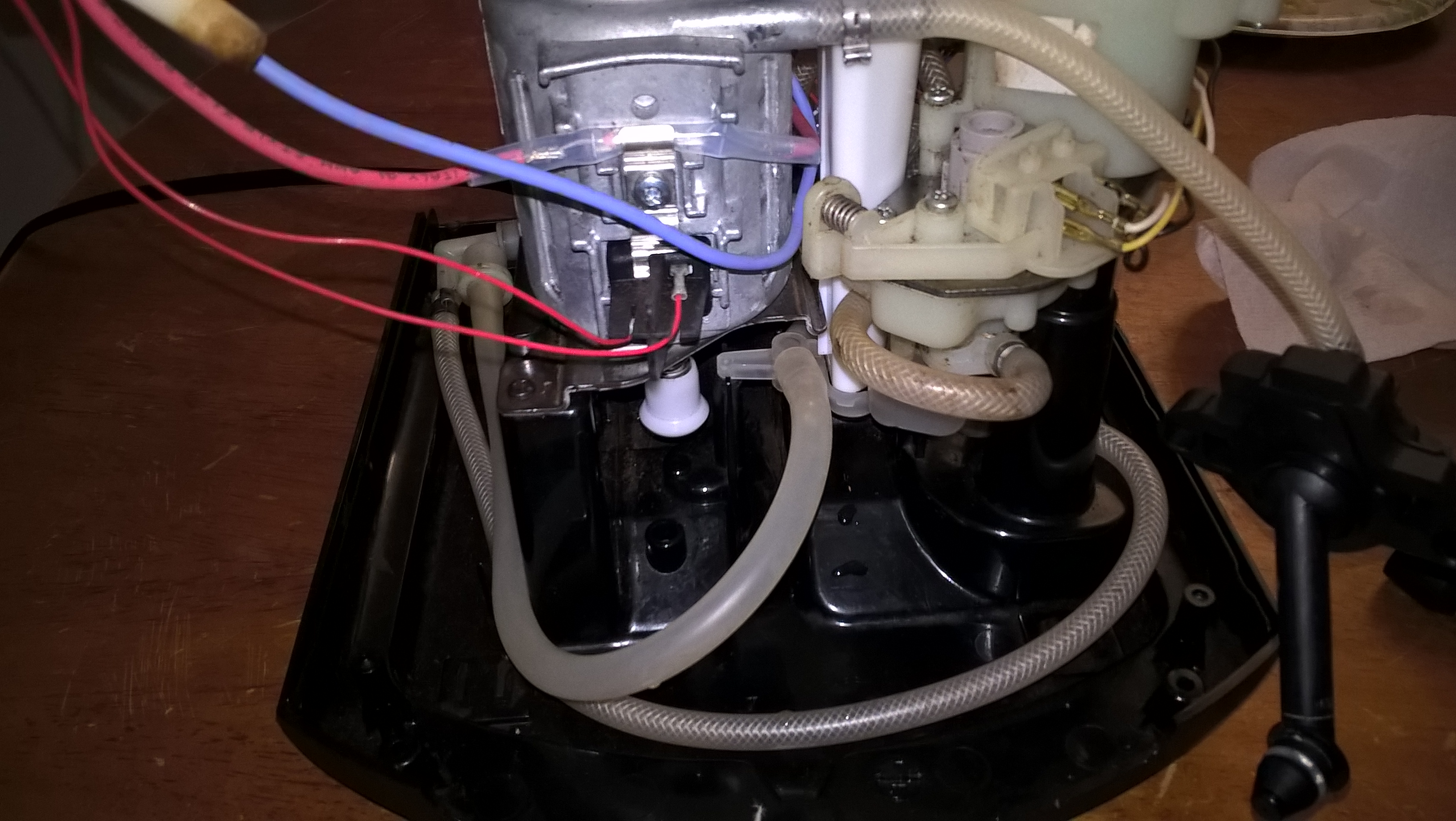 KRUPS EA8250 rurki silikonowe Nie jestem pewny jak podłączyć rurki