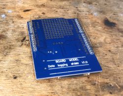 Arduino R4 WiFi i Data Logger Shield - zapis danych na kartę SD - rejestrator temperatury tutorial