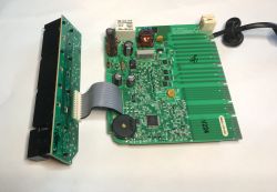 Moduł elektroniczny programatora ze zmywarki, z podłączonym przewodem i płytką wyświetlacza.