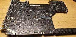 Macbook A1278 nie ładuje - jak sprawdzić ładowarkę i baterię?