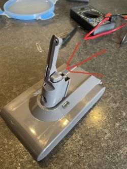Dyson V8 odkurzacz wyłącza się - Włącznik raz działa a raz nie
