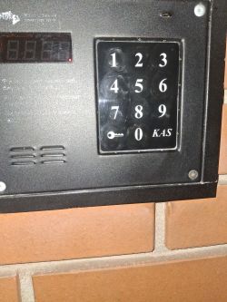 Panel domofonu z podświetloną klawiaturą numeryczną i przyciskiem z kluczem