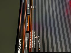 Ekran UEFI/BIOS płyty głównej Gigabyte z ustawieniami podkręcania.