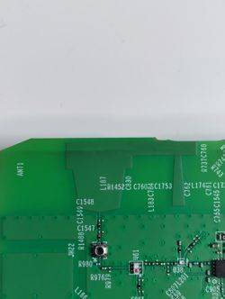 Fragment zielonej płytki PCB z wbudowaną anteną i podzespołami elektronicznymi