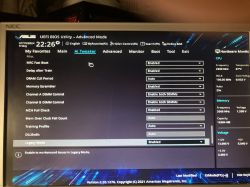 Zdjęcie ekranu konfiguracji BIOS w trybie zaawansowanym na komputerze ASUS.