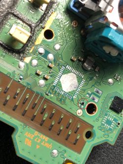 Orientacja układu D92003MW w Dualshock 4 i wartość brakującego elementu - Płyta JDM-050