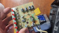 Płytka PCB z uszkodzonym rezystorem drutowym i widocznymi diodami LED oraz komponentami.