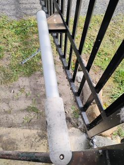 Napęd bramy z wygiętymi mocowaniami siłownika
