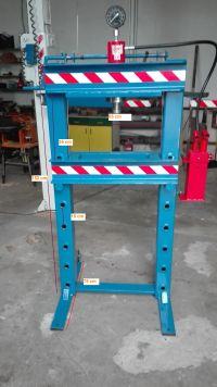 Prasa hydrauliczna 30 T z przesuwnym tłokiem Prasa hydrauliczna 30 T z przesuwnym tłokiem