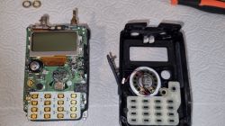 Rozebrane radio ręczne: płytka z LCD i klawiaturą oraz tylna obudowa z głośnikiem