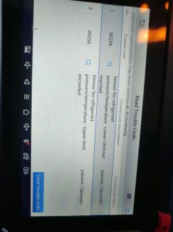 Ekran skanera diagnostycznego z błędem 00256 czujnika ciśnienia/temperatury czynnika klimatyzacji