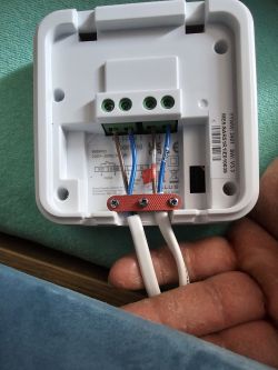 Tył urządzenia elektrycznego z podłączonymi przewodami