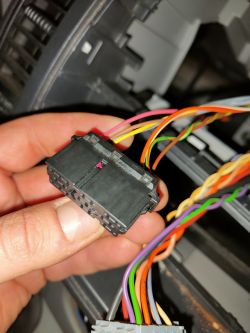 Podłączanie radia Android w Oplu Vivaro - brak ACC w wtyczce ISO, jak to rozwiązać?