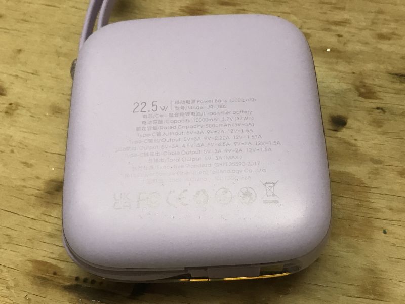 Zbliżenie na powerbank JR-L002 z informacjami technicznymi na obudowie.