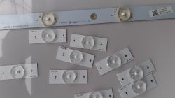 Płytka PCB z diodami LED oraz kilka oddzielnych modułów diodowych na białym tle.