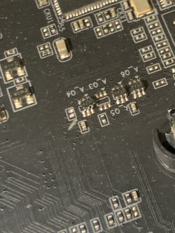 Zbliżenie na uszkodzenie na płycie głównej Gigabyte.