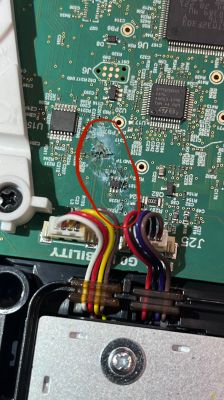 Uszkodzona i przypalona płytka PCB Roomba j7+ z widocznym okopieniem
