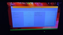 Ekran telewizora pokazujący status odbiornika z informacjami o kanale, transponderze i oprogramowaniu.