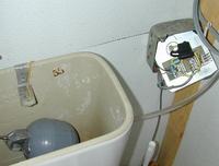 Układ automatycznego napełniania spłuczki toalety