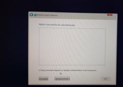 Ekran instalatora systemu Windows z polem wyboru sterownika do zainstalowania.