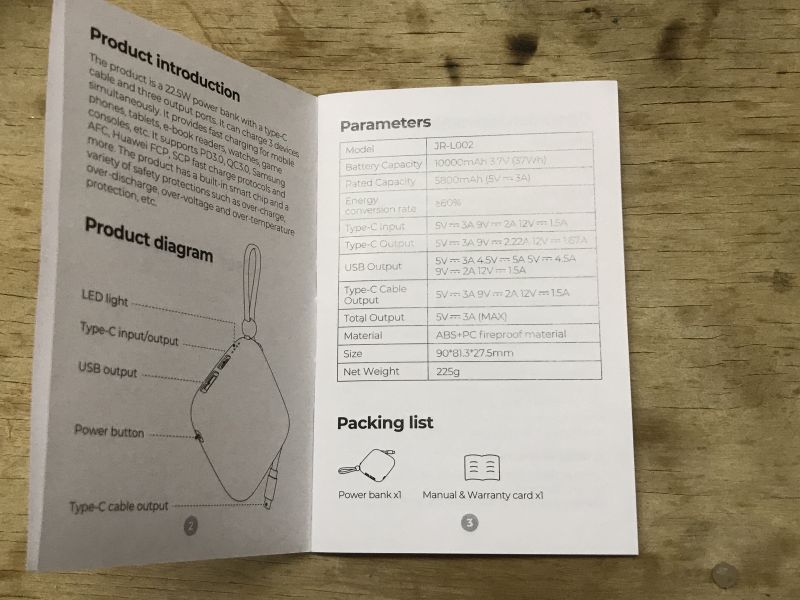 Instrukcja obsługi powerbanka JR-L002 z opisem funkcji i specyfikacją techniczną.