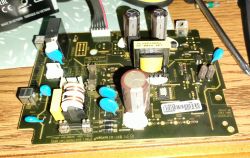 Płytka drukowana z widocznymi przebarwieniami wokół elementów elektronicznych.