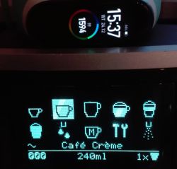 Display einer Kaffeemaschine mit Symbolen für Getränketypen und Volumen in Millilitern.