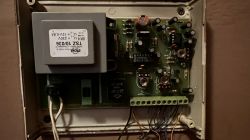Stary domofon dwurodzinny z problemem elektrozaczepu - brak otwierania drzwi