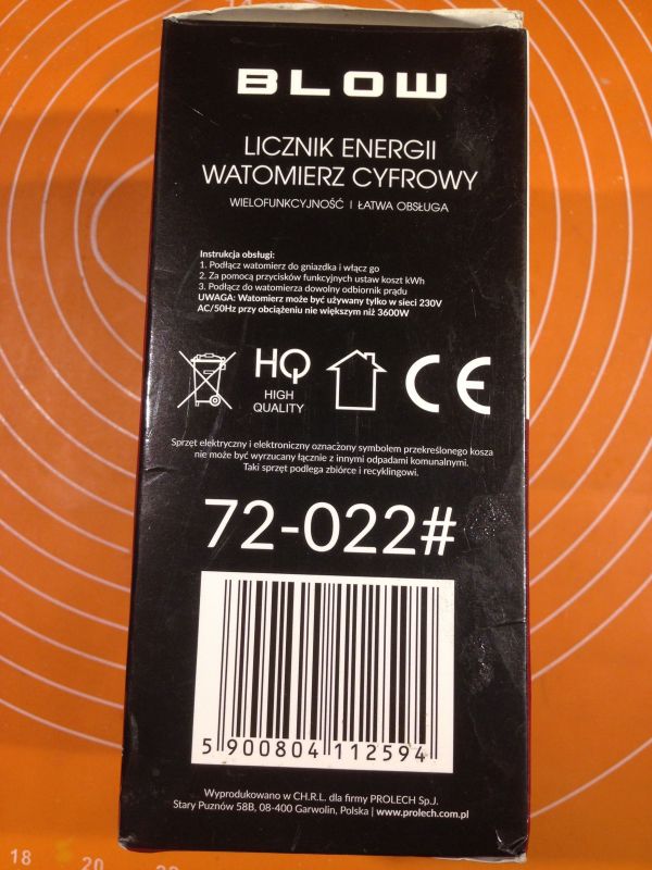 Zbliżenie na pudełko cyfrowego watomierza BLOW z instrukcjami użytkowania.