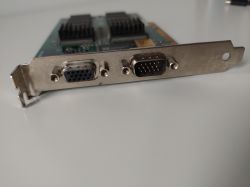 Karta graficzna 3Dfx Voodoo 1 z widocznymi portami VGA i innym złączem.