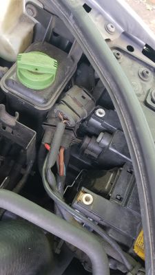 Audi A4 B6 - Zawiesza się bi-ksenon w jednej lampie - ciągle świecą długie -nagr Audi A4 B6 - Zawiesza się bi-ksenon w jednej lampie - ciągle świecą długie -nagr
