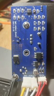 Zbliżenie na niebieską płytkę PCB z oznaczeniem ACIN:24V i trzema złączami przewodów