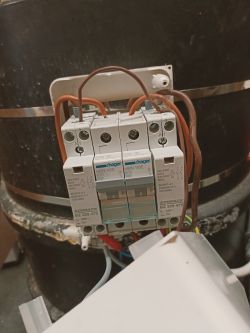 Stycznik BZ326 i grzałki 1,4 kW + 2 kW – stycznik skwierczy powyżej 80°C, sterowanie destylatorem
