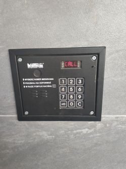Dwa unifony bez kabla podłączone do domofonu w bloku Dwa unifony bez kabla podłączone do domofonu w bloku