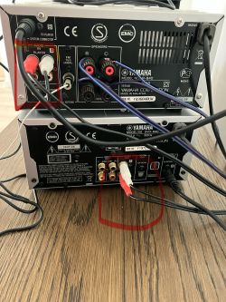 Tył wieży Yamaha Pianocraft R-840 z zaznaczonymi wejściami audio.