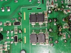 Zbliżenie na płytkę drukowaną z komponentami elektronicznymi.