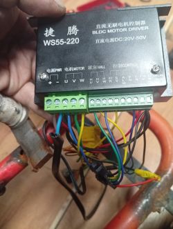 Sterownik silnika WS55-220 z licznymi kablami z czujników i faz podłączonymi do złączy.