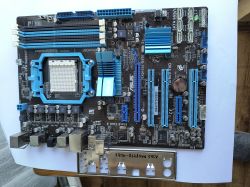 Płyta główna ASUS M4A87TD/USB3 z maskownicą, widok z góry na podzespoły