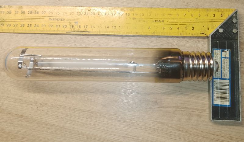 400W discharge lamp measured using a square ruler and a folding meter