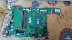 Płyta główna laptopa Acer Aspire A114-33 na tle kolorowej tkaniny.
