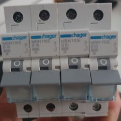Bezpieczniki Hager MBN116E i MBN110E w ręce.