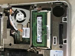 Widok wnętrza laptopa HP Mini 210 z zamontowaną pamięcią RAM Samsung 1GB DDR3 oraz widocznym wentylatorem chłodzenia.