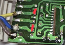 Zbliżenie na płytkę PCB z odsłoniętymi ścieżkami i przewodami pod napięciem