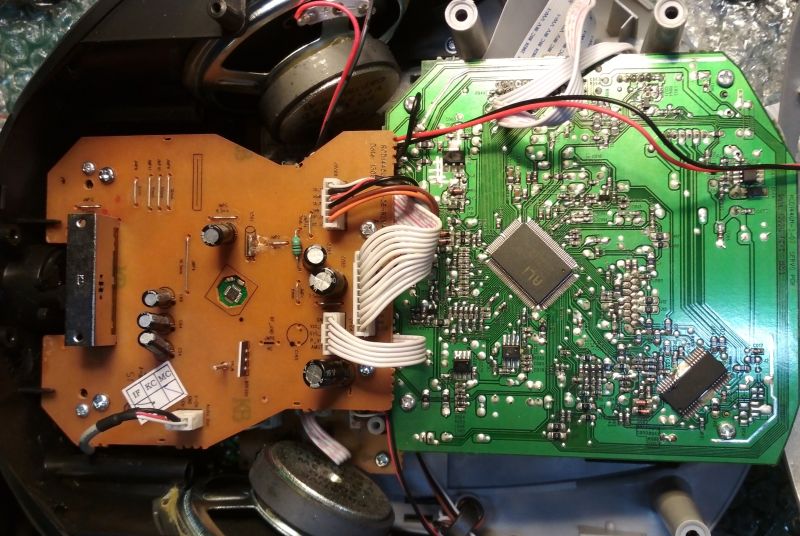 Wnętrze radioodtwarzacza z widocznymi płytkami drukowanymi i podzespołami elektronicznymi.