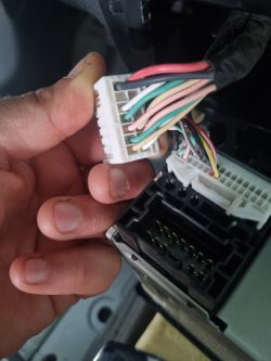 Złącze kabli w samochodzie Renault Megane 3 z 2014 roku.