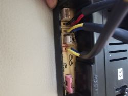 Nahaufnahme einer elektronischen Schaltplatte in einem Spielzeugauto mit sichtbaren Kabeln und Anzeichen von Beschädigungen.