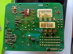 Płytka drukowana sterownika STAG Q-BOX BASIC z widocznymi elementami elektronicznymi i etykietami.