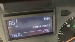 Ekran zestawu wskaźników z napisem „BS”, „MBS”, numerem 0004465936 i czasem 17:32