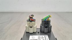 Fabryczny moduł z dwoma zestawami przewodów.