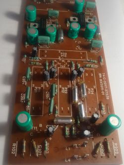 Płytka drukowana z wlutowanymi kondensatorami i innymi komponentami elektronicznymi